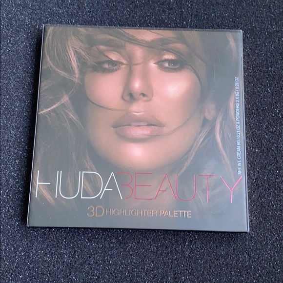HUDA BEAUTY Other - Huda beauty 3D Highlighter Palatte